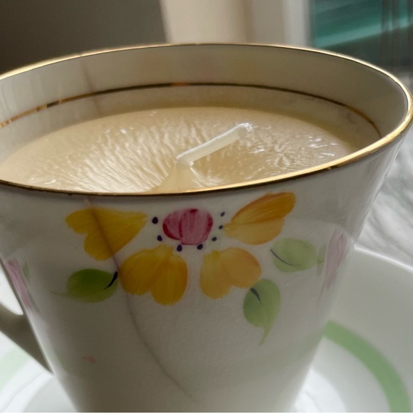 💠 Teacup and saucer hand poured lavender and rose essential oil candle. - Picture 5 of 16